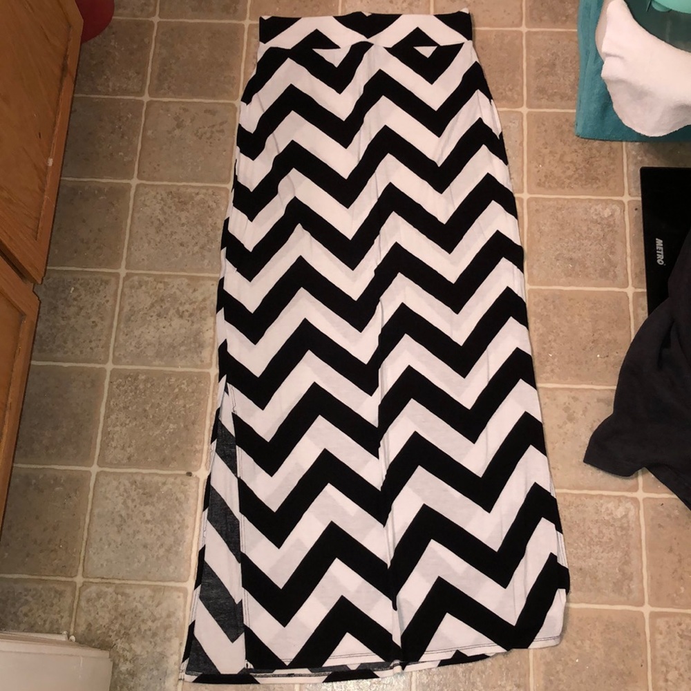 Ana maxi skirt,size S,black and white